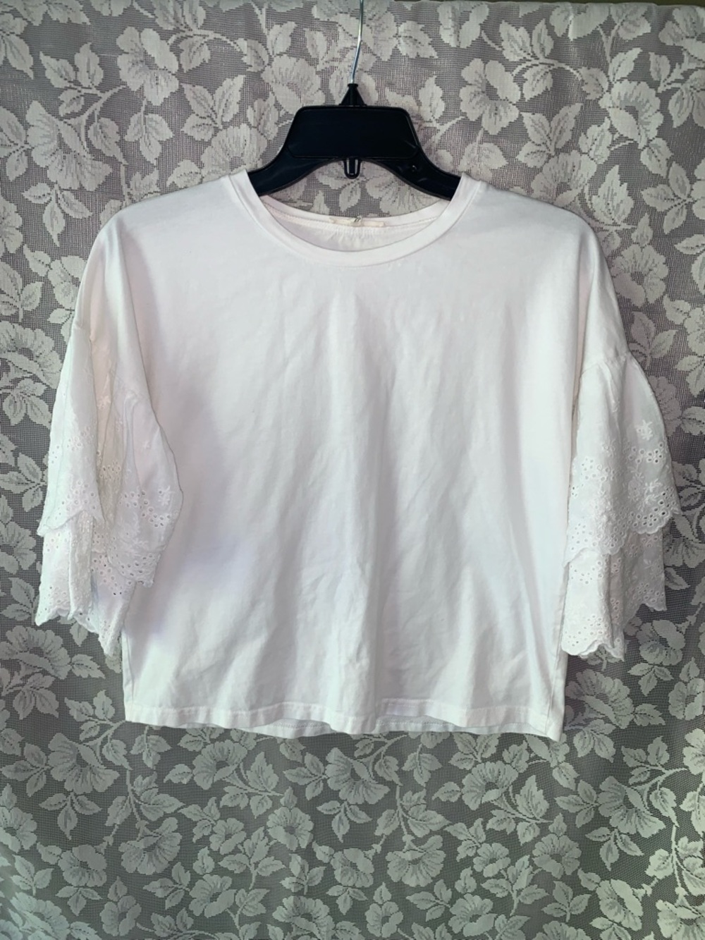 Le Lis White Eyelet Ruffle Sleeve Short Sleeve Tee